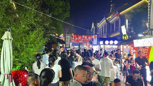 日照东夷小镇人头攒动